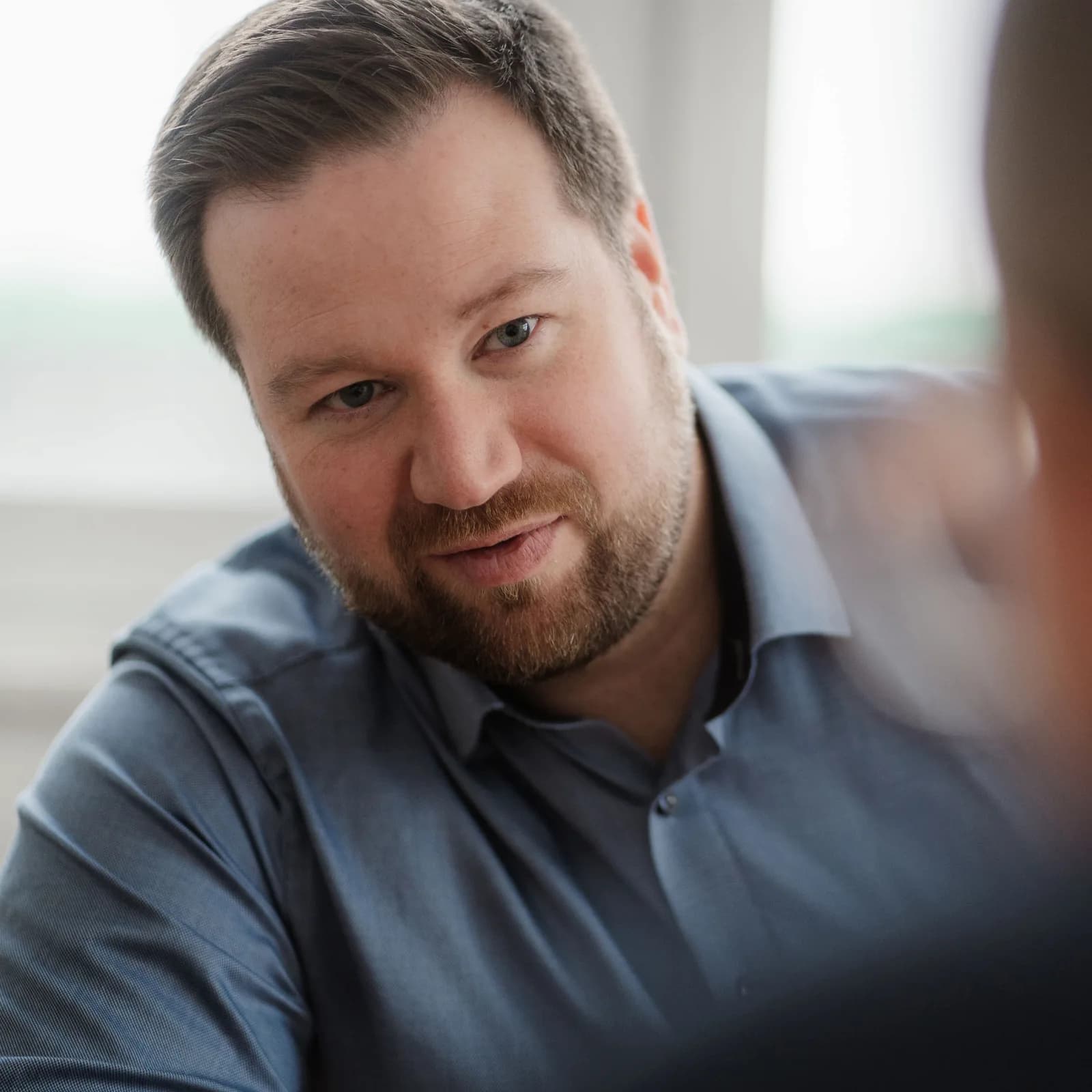 Birk Kulwicki während einer Unterhaltung mit einem Kunden.