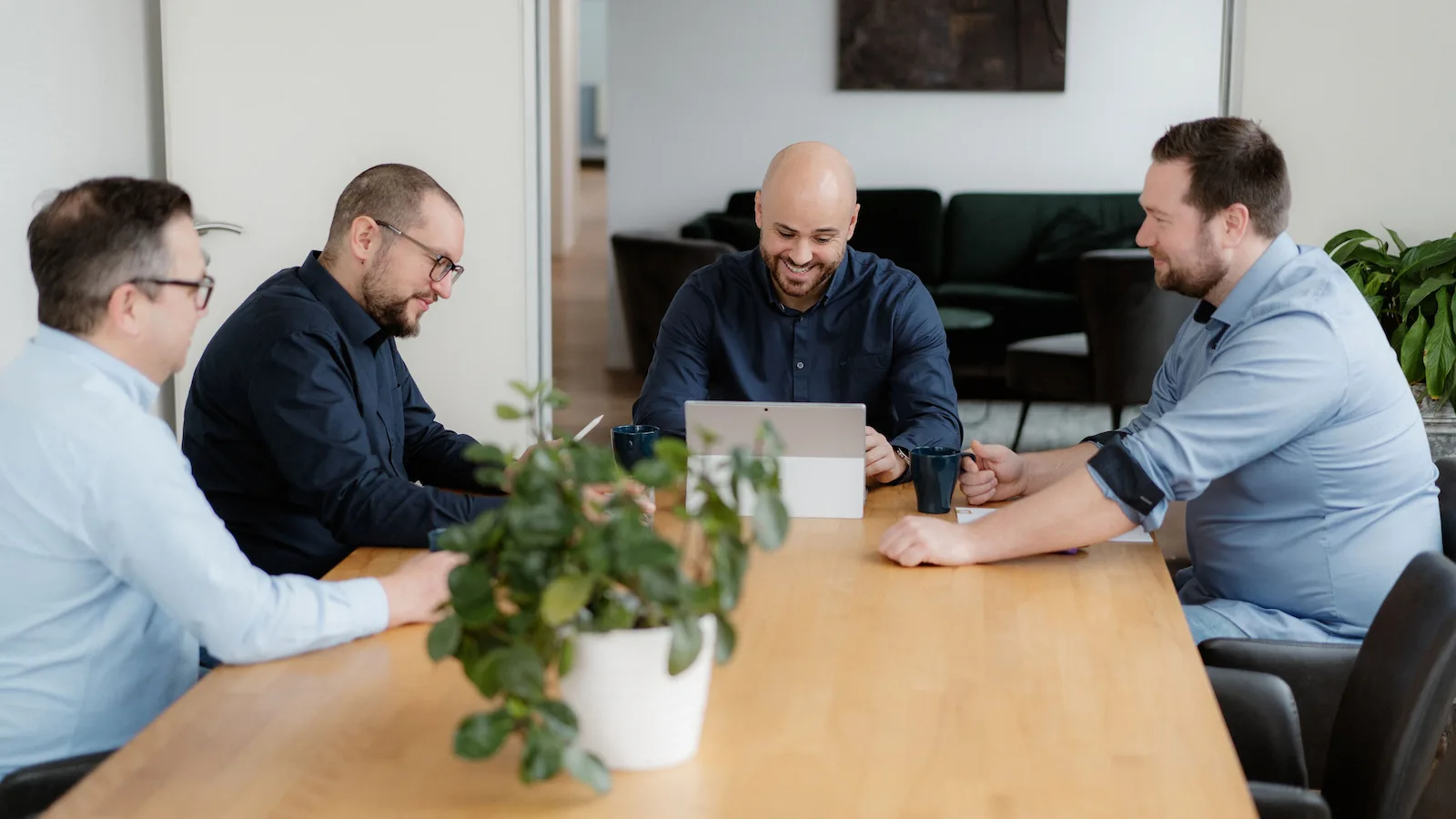 Unser Team sitzt gemeinsam im Büro und diskutiert.